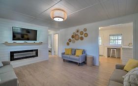 Modern Oak Island Cottage Less Than 3 Miles To Pier!